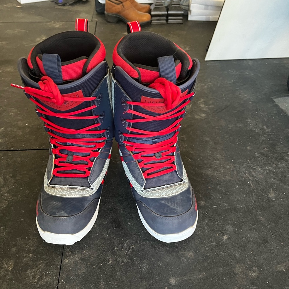 Thirty two men’s snowboard boots
